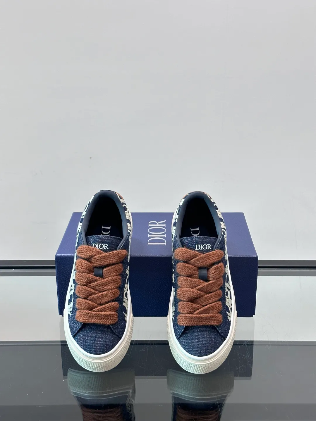 Men's men's shoes 💰p440 "Dio～r" 🆕This B33 sneaker is a new interpretation of the classic tennis shoe, with a fashionable silhouette that highlights a heavy texture. Crafted from cow leather with Oblique print, it's unique with a padded tongue embellished with the Dior signature, wide mohair laces and tonal brass eyelets with a matte finish. Rubber sole with Oblique print effect, enhanced by a contrasting Dior 30 Avenue Montaigne signature on the rear. It adds a stylish touch to a casual look.  Size: 38-44 (45 customized)